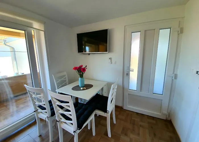 Domitrovic アパート *